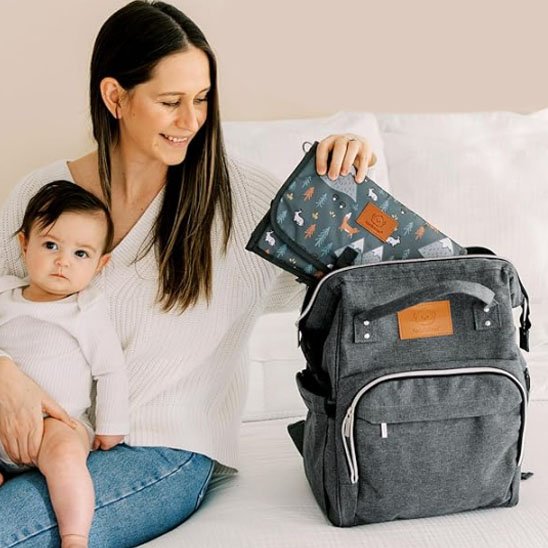 maman avec bebe et le Sac a langer vue de face avec pochette